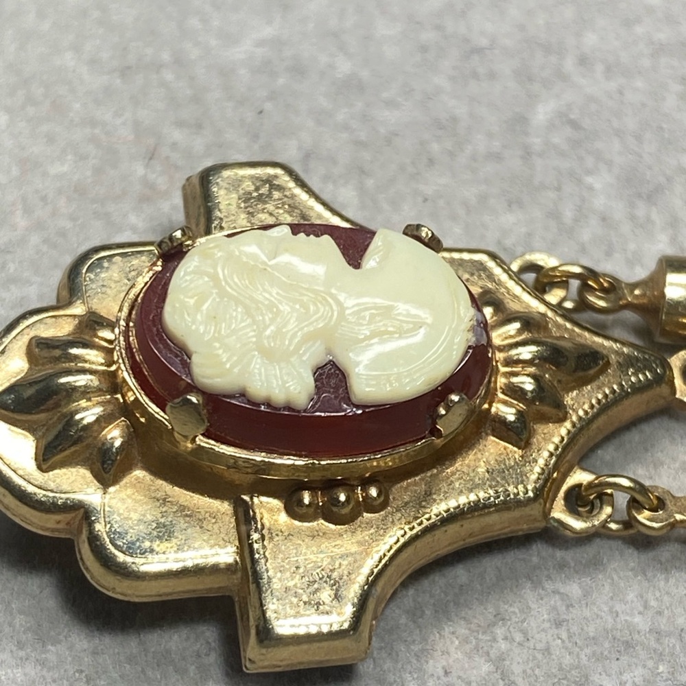 Vintage Style Cameo Brooch Gold Tone Dangle Victorian Lady - Picture 4 of 5